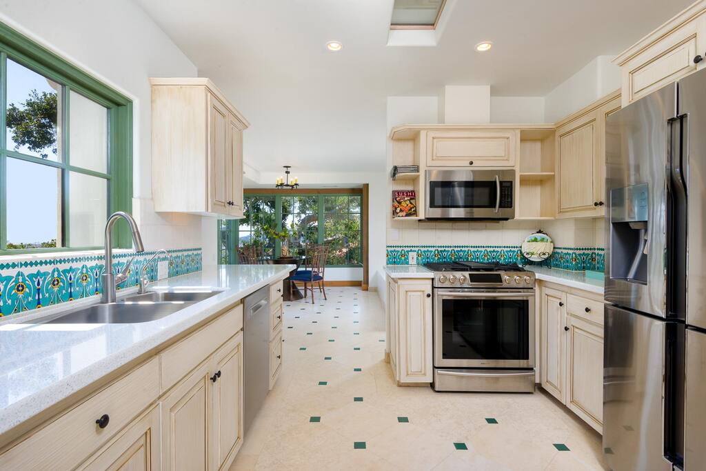 Gourmet kitchen - brand new