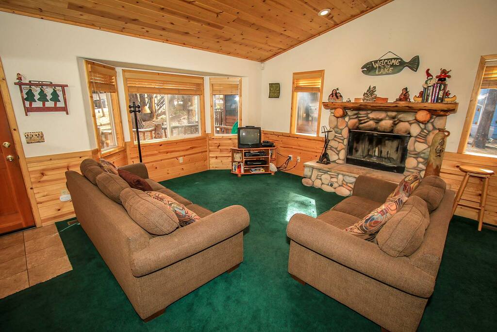 Couch,Furniture,Fireplace,Hearth,Chair