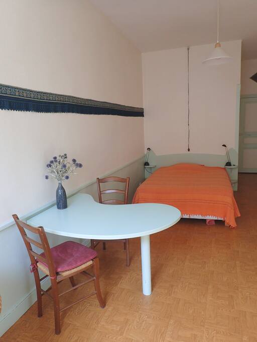 Petite table et lit de 140cm - Surface de la chambre 20m² et SdB 4m²