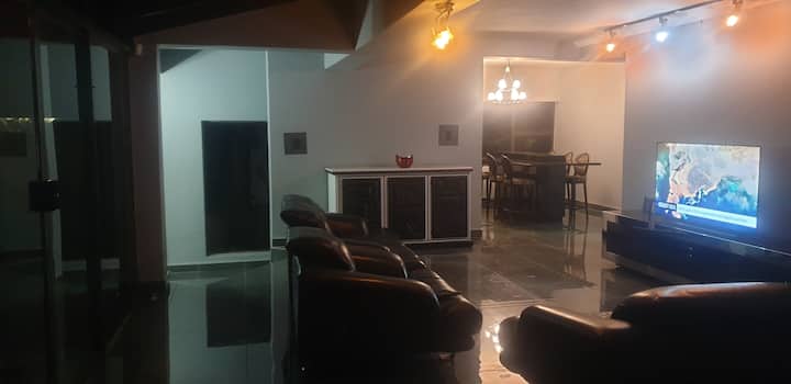 Ეს მისაღები სივრცე/ შეზლონგი, ასევე, ხელმისაწვდომია სტუმრებისთვის მასპინძელთან  და სხვა სტუმრებთან ერთად დიდი ეკრანის საყურებლად. Ჩვენ თქვენი სახლი ვართ...