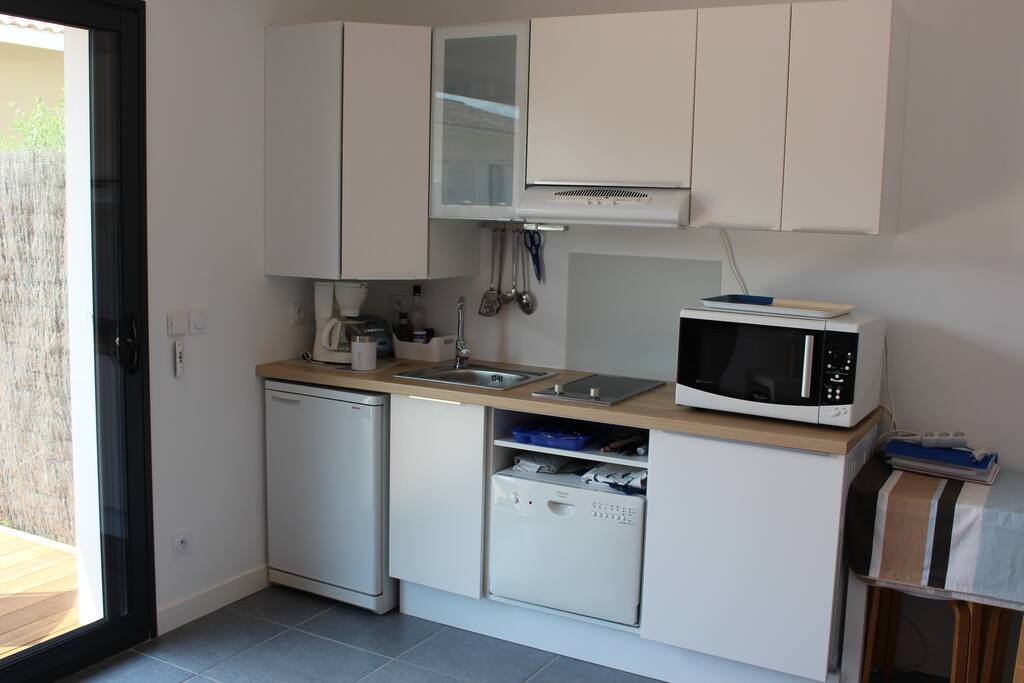 Kitchenette équipée avec réfrigérateur congélateur, LL, LV, plaques vitrocéramique, four multifonctions .
