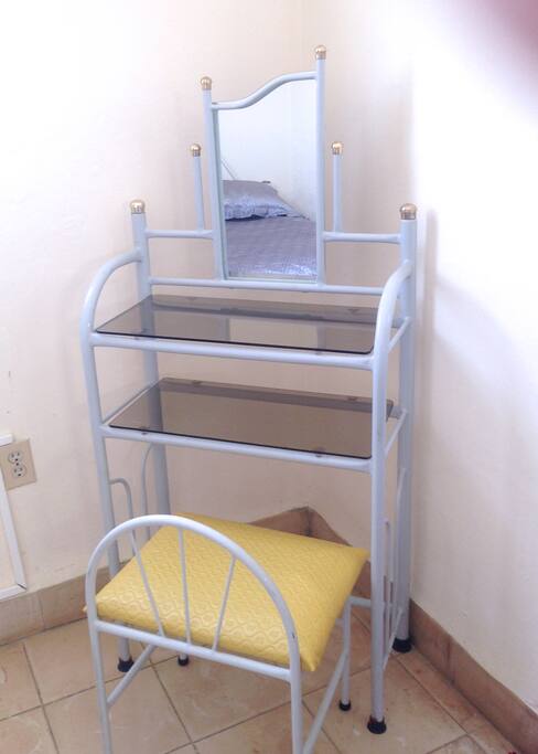 Pequeña mesita auxiliar en el Dormitorio.