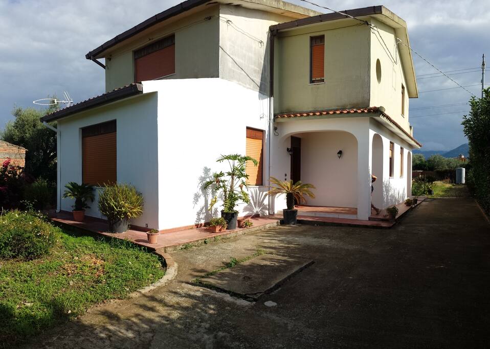 Vista Frontale della casa - Front View - Vista de Frente de la Casa