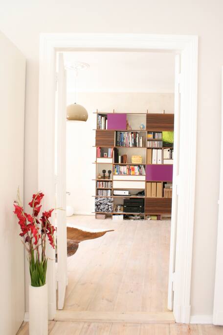 Blick vom Schlafzimmer durch Flügeltür ins Wohnzimmer