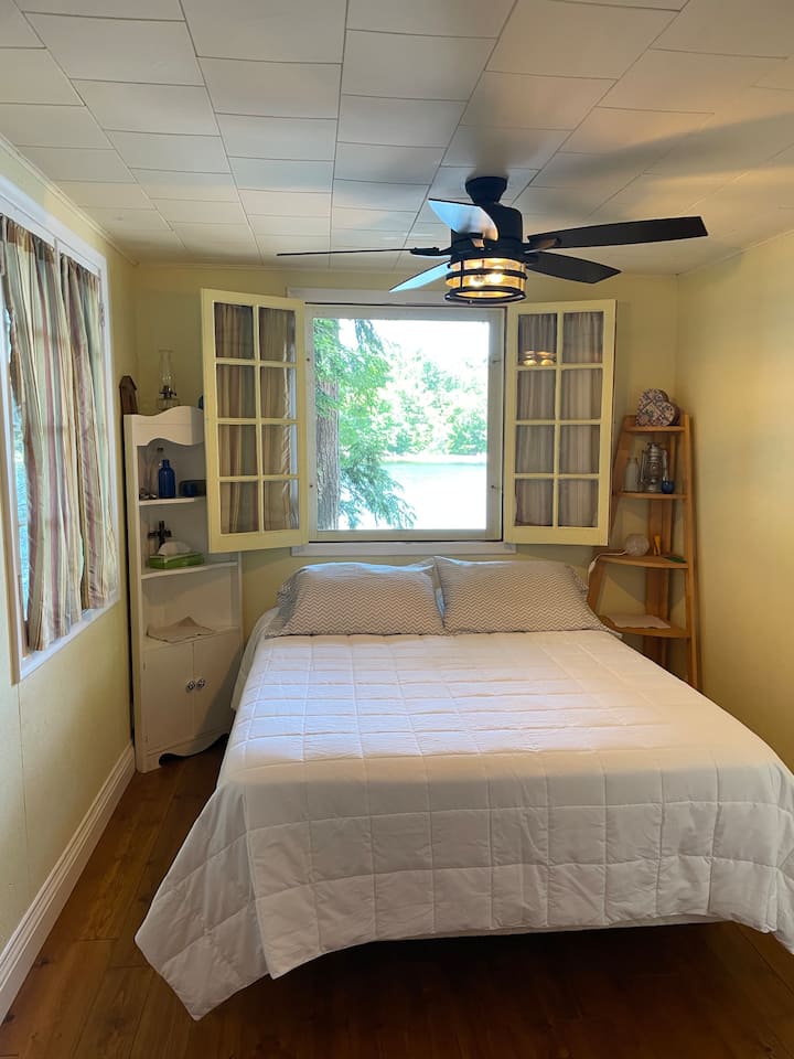 Kitanda cha ukubwa wa malkia cha sakafu kuu