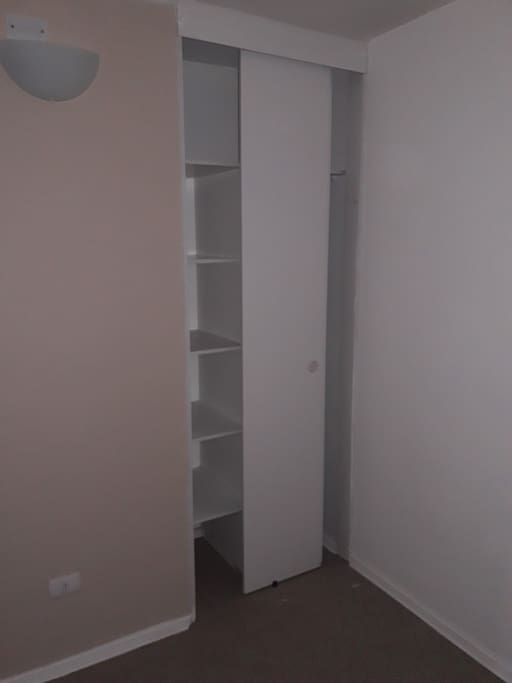 Las habitaciones cuentan con closet y sus respectivos colgadores de ropa