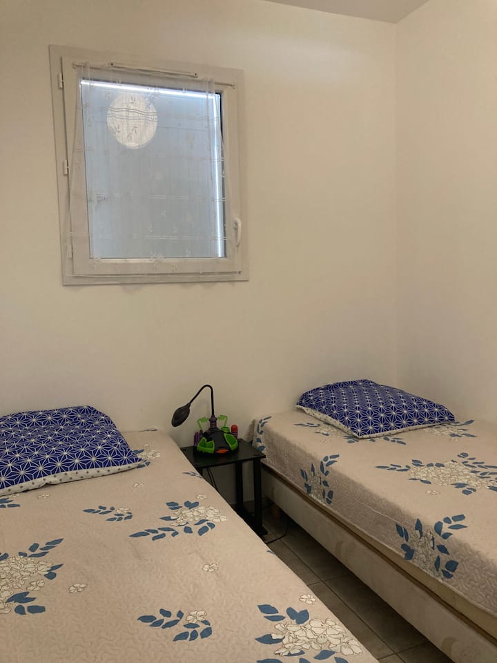 El dormitorio doble también está amueblado con una cómoda de 3 cajones.