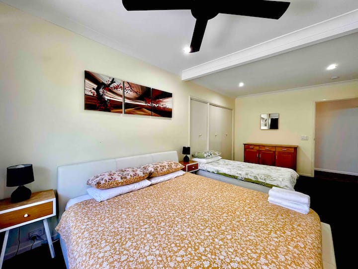 Bedroom 2 with king bed and single fold up bed