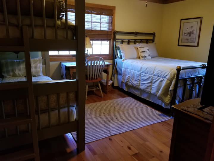 Segundo DORMITORIO
CÓMODA CAMA DE LATÓN CON CAMAS INDIVIDUALES, TV DE ALTA DEFINICIÓN 4K Y ESCRITORIO