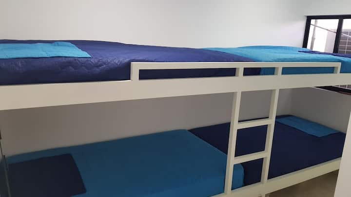 Dhomë gjumi me banjë. 
4 krevate