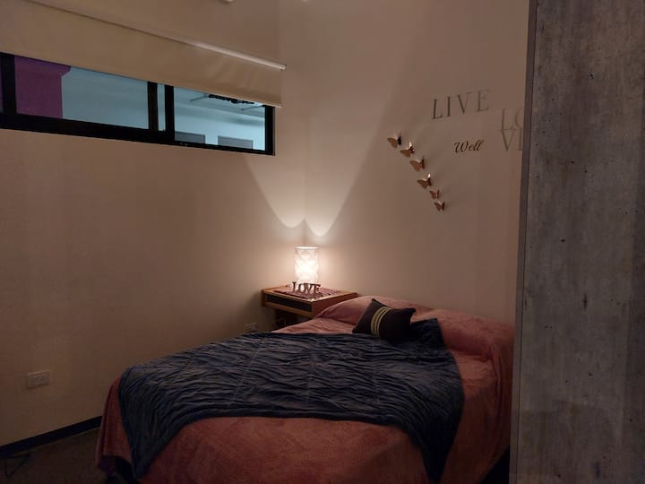 ห้องนอนรองพร้อมห้องน้ำส่วนตัวด้านนอกอพาร์ทเมนท์แต่สะดวกสบายมากห้องน้ำเต็มรูปแบบ 2 ห้องมีอุปกรณ์ครบครัน 100%