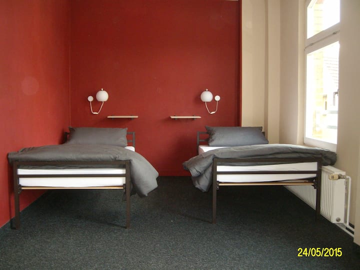 Apartamento com alcova de dormir vermelha