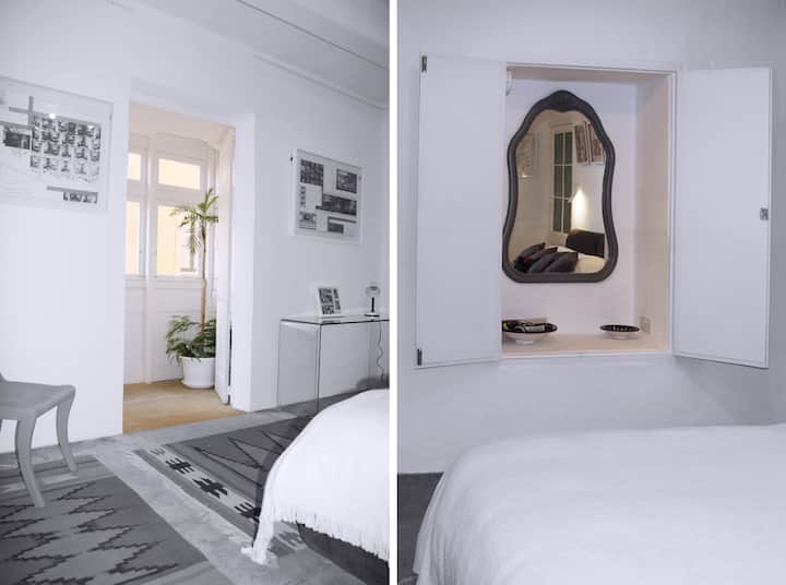 sala de galería con balcón y armario con espejo