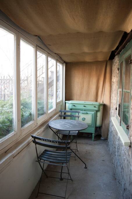 Sous le balcon