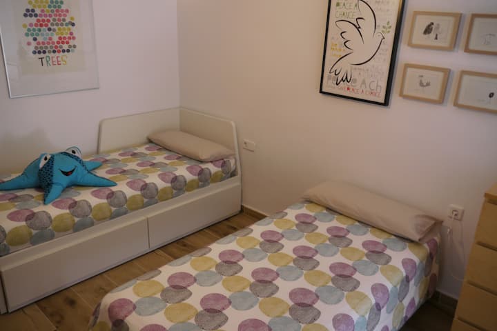 Segundo dormitorio, amplio. 4 camas individuales (una oculta en cama nido)