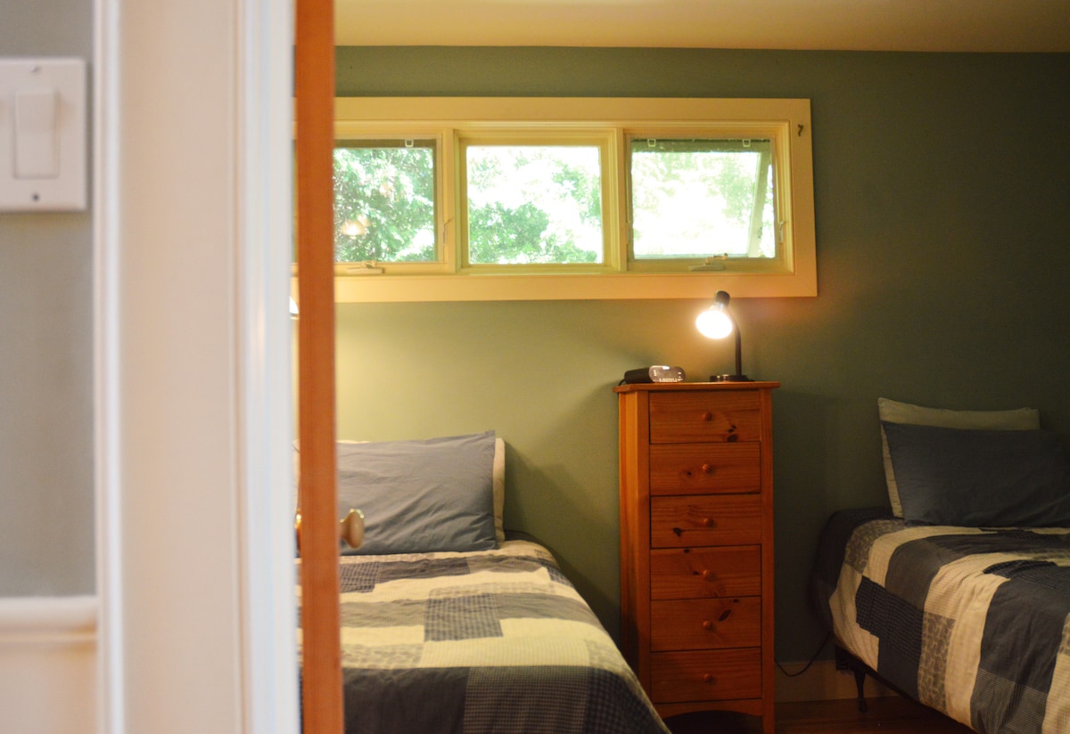 Спалня #2: Две единични легла