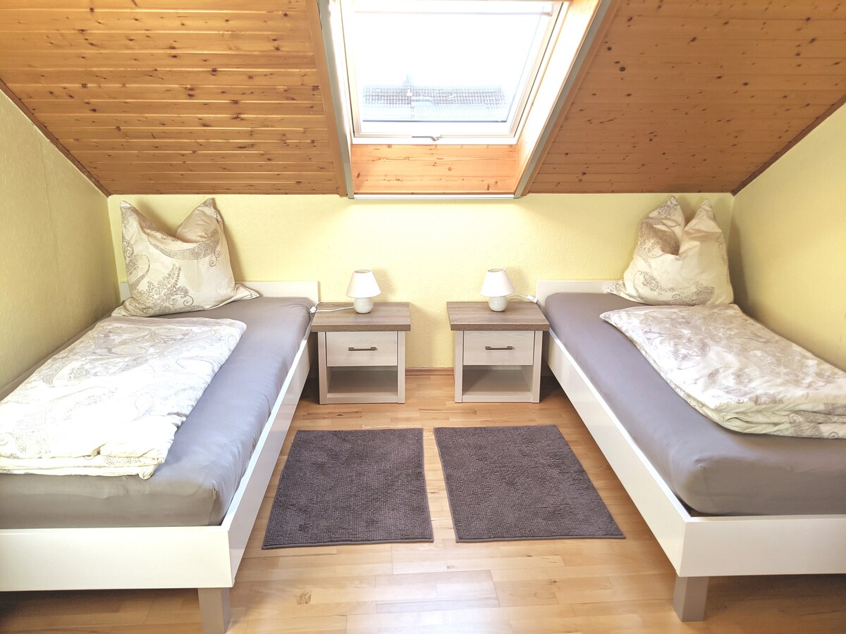 Chumba cha kulala kina vitanda viwili. Ukiwa na dirisha la paa na dirisha la kawaida. Kizuizi cha magurudumu ili kuweka giza kipo kila mahali.  
-
Chumba cha kulala kina vitanda viwili. Ukiwa na mwangaza wa anga na madirisha ya kawaida. Vizuizi vya giza viko kila mahali.  