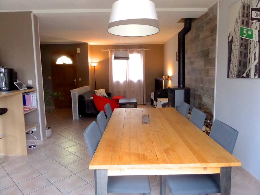 Salle-à-manger attenante au salon