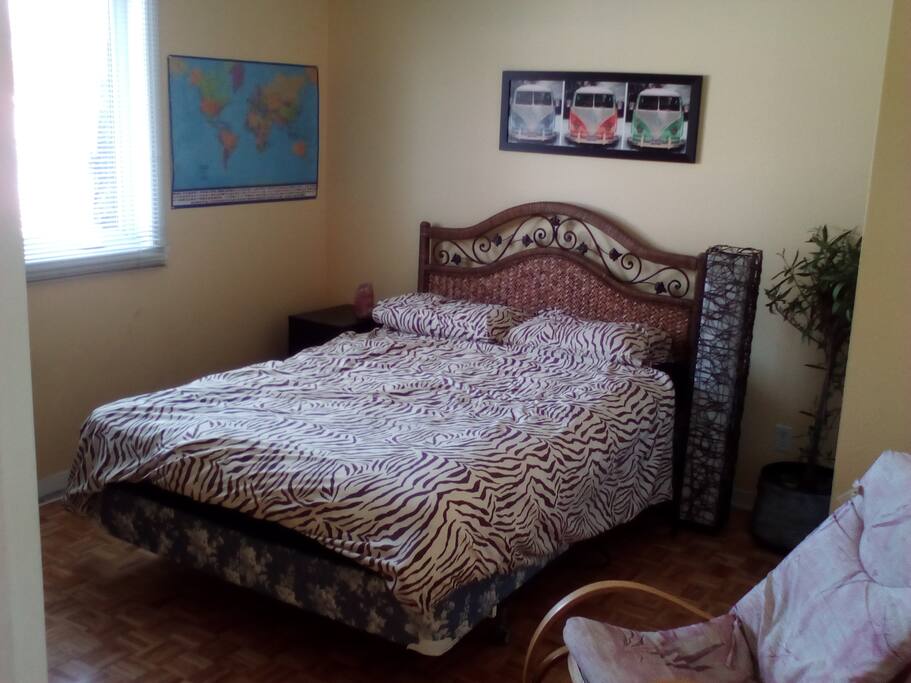 Chambre principale numéro 2, lit queen