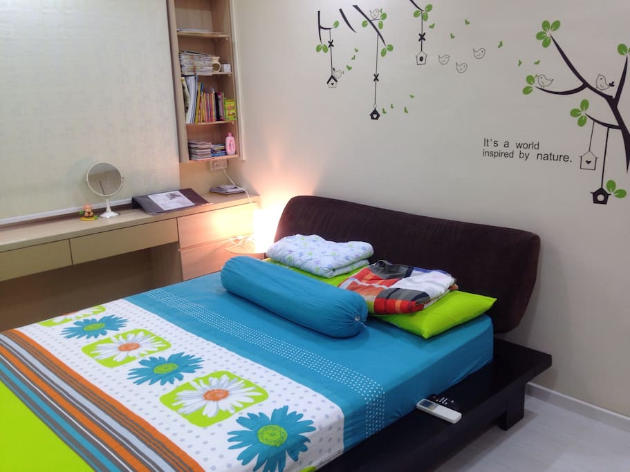 Cosy setup to rest, queen size bed. We provide extra pillows, bolsters and blankets for the additional guest, feel like home after a long day, tell us in advance if you need hard, soft or contour pillows