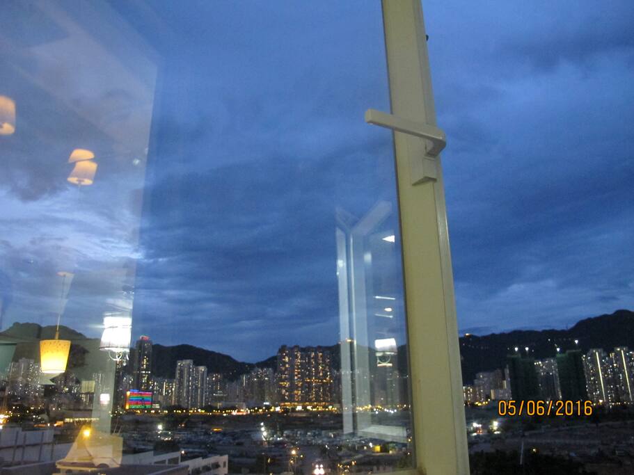 Scene outside (night)