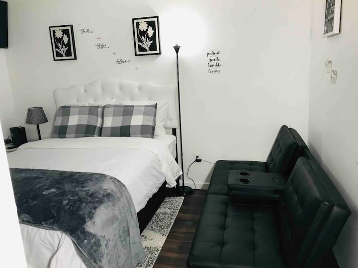 ห้องนอนที่สองขนาดกำลังดีพร้อมเตียงเสริมและวิวสวนด้านหลัง