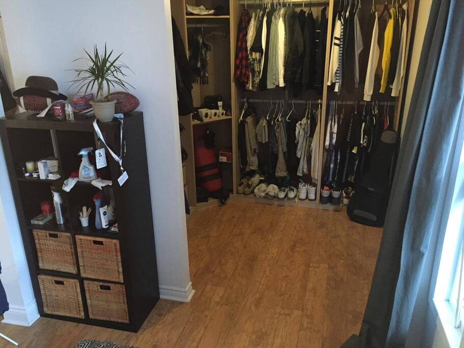 Enorme Dressing qui sera vide pour votre arriver