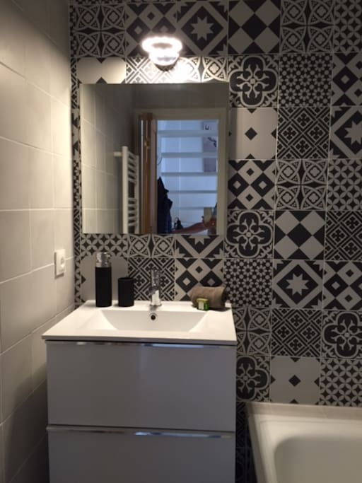 Salle de bain avec baignoire