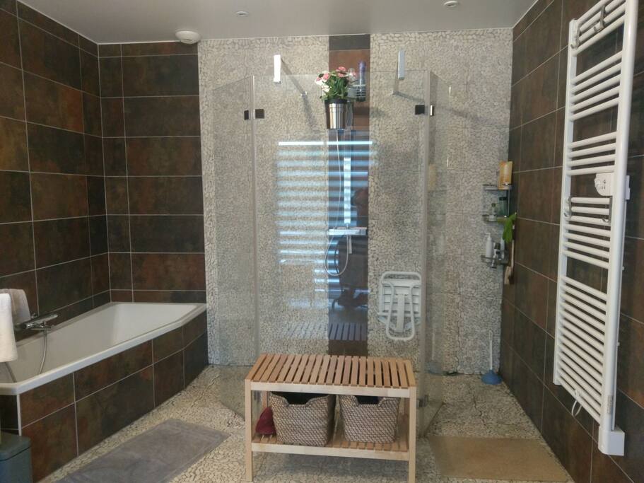 salle de bain attenante à la suite parentale avec une grande baignoire et douche italienne pour votre plus grand confort...