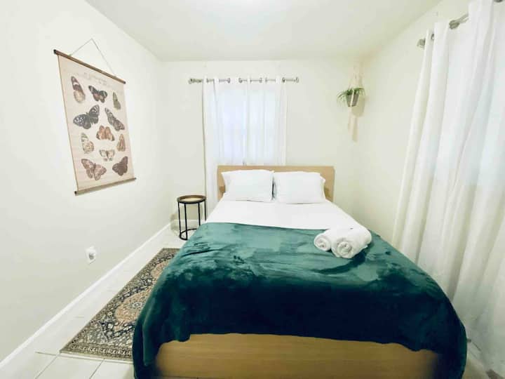 This bed frame has been replaced with another… new picture coming soon! 