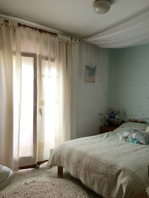 Room with much natural light and couzy atmosphere