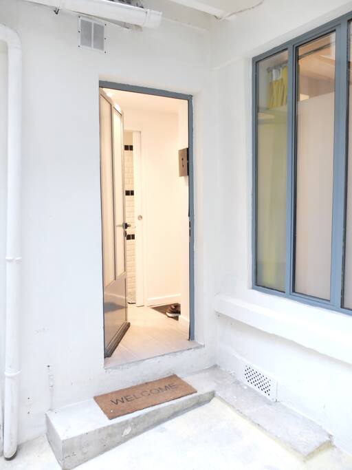 Entrée de notre joli appartement (situé en fond de cours, au rez de chaussé dans une petite copropriété)