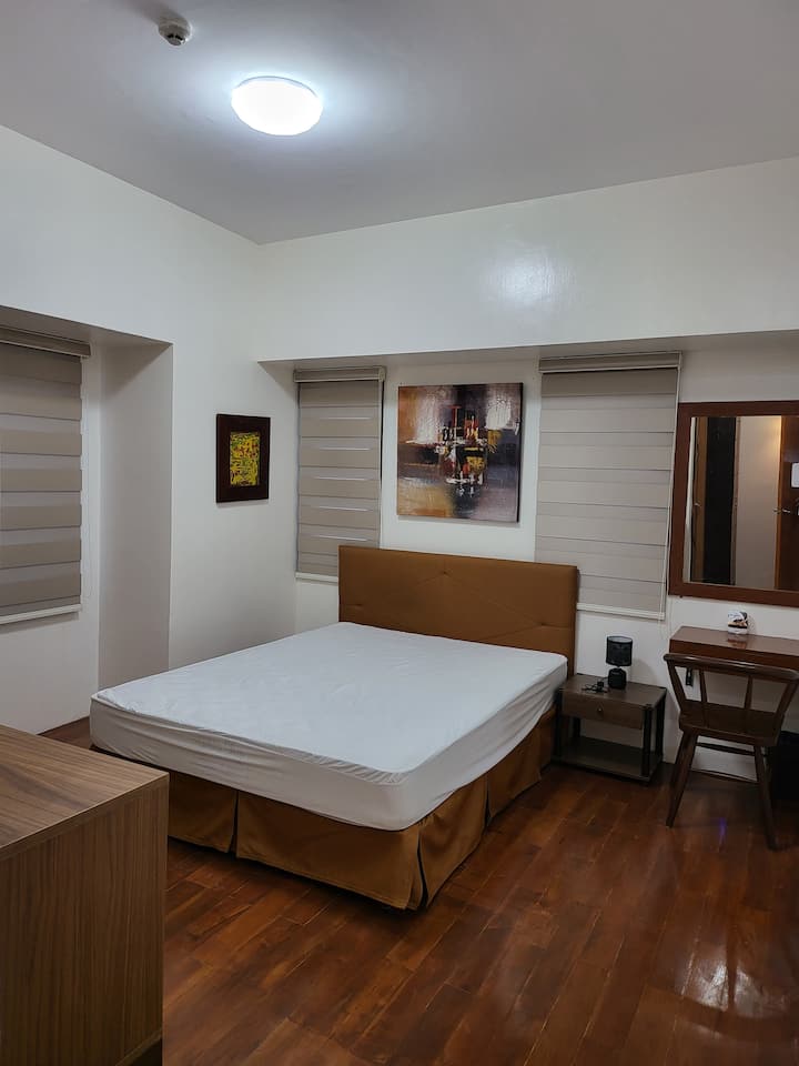 V hlavnej spálni s bielym svetlom