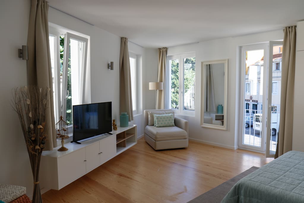 Bright and spacious apartment with all the Lisbon magical natural light