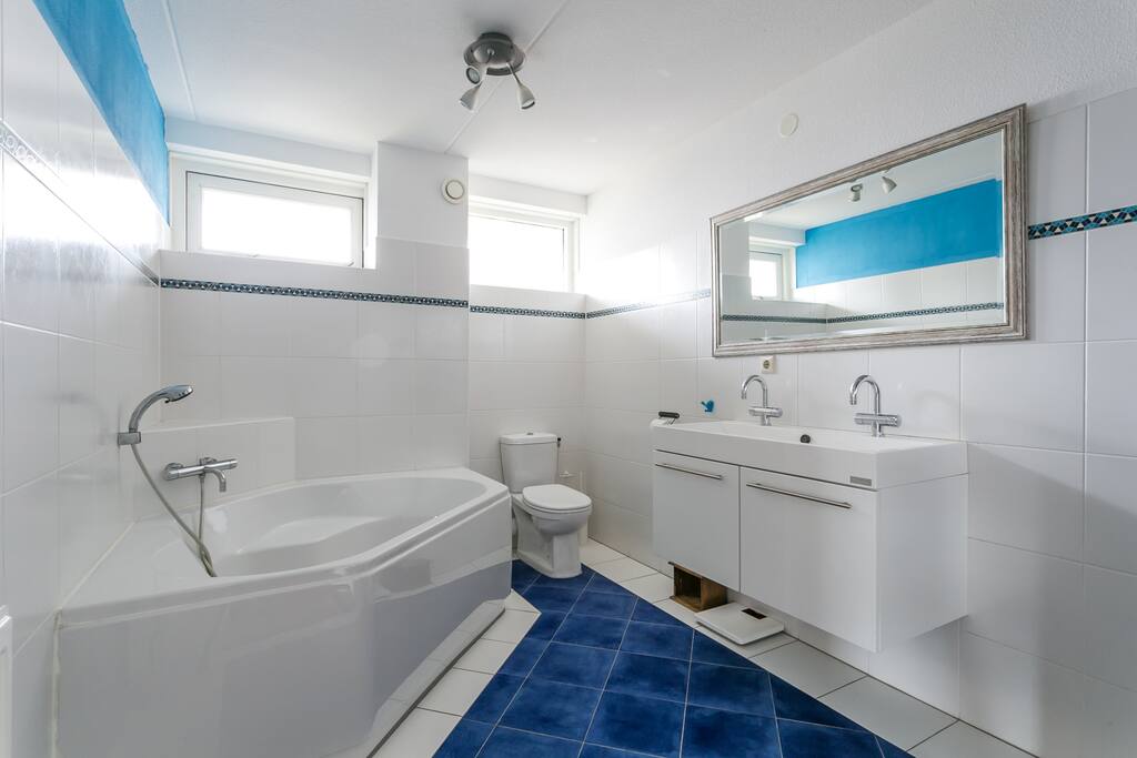 Gedeelde badkamer met douche en bad