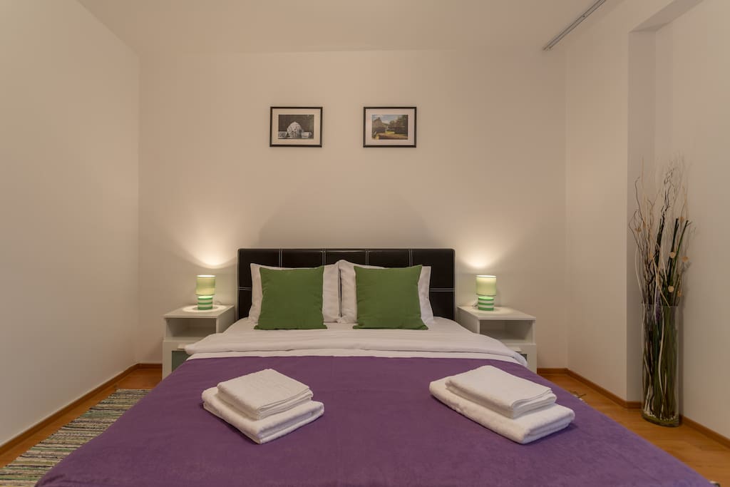 Bedroom with queen size bed