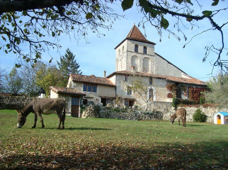 L'ensemble de la maison. Studio sur la partie gauche.