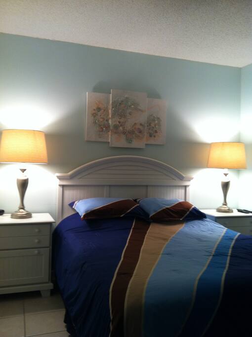 bedroom w/queen bed