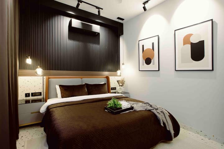 การตกแต่งภายในห้องนอนสีดำพร้อมผนังสำเนียงพร้อมเตียงคิงไซส์