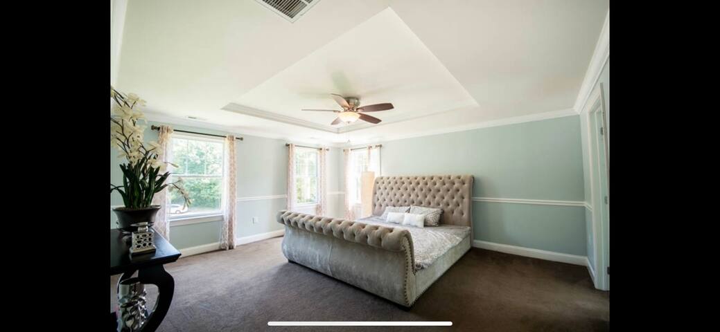 Spacious house with a lot of amenities.. gallery image 5