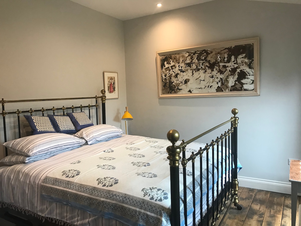 ห้องนอนพร้อมเตียงทองเหลืองโบราณขนาดซูเปอร์คิงไซส์  