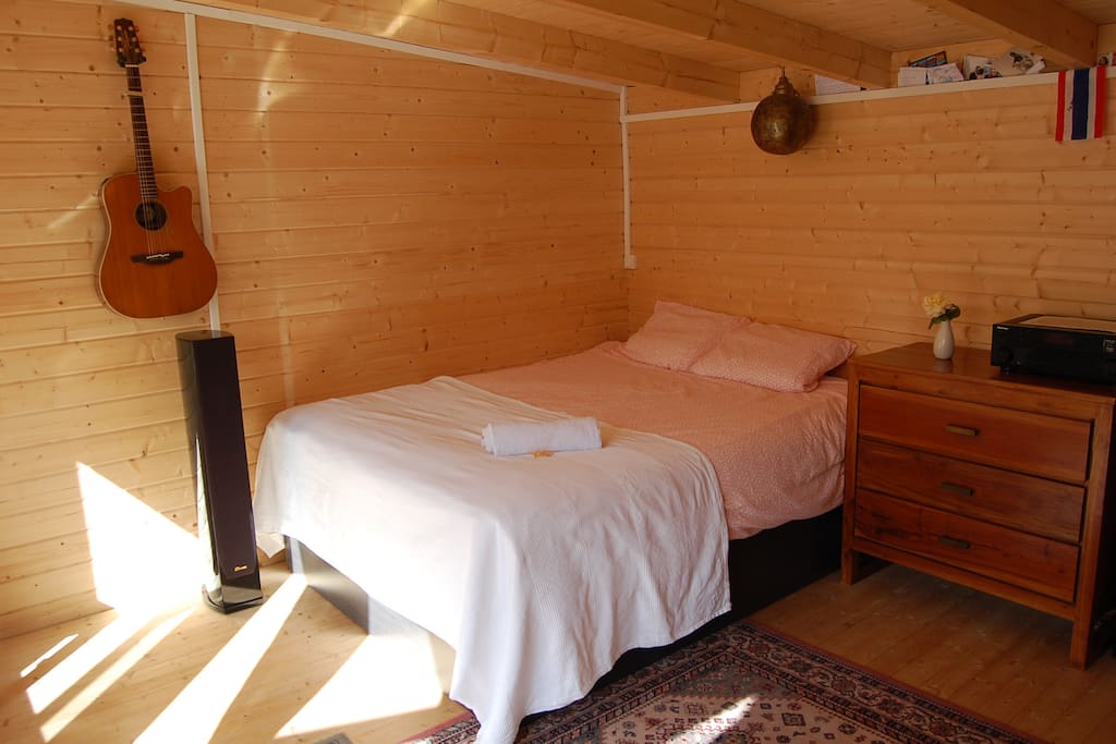 Un grand lit de 160 tout neuf et très confortable