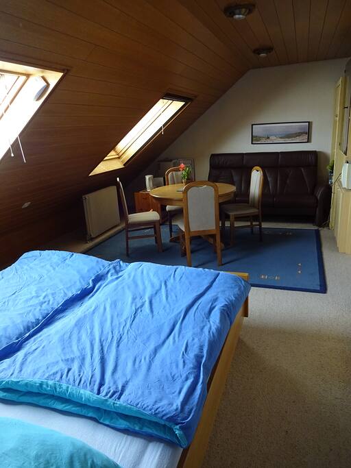 Blick vom Doppelbett auf die Sitzgruppe.