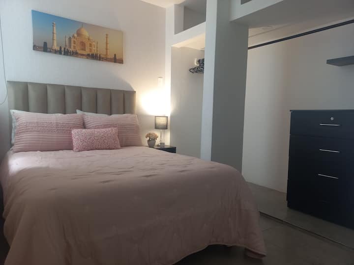 
Furahia usiku wako katika kitanda chenye nafasi kubwa na starehe.
Recamara inakaribisha sana.



