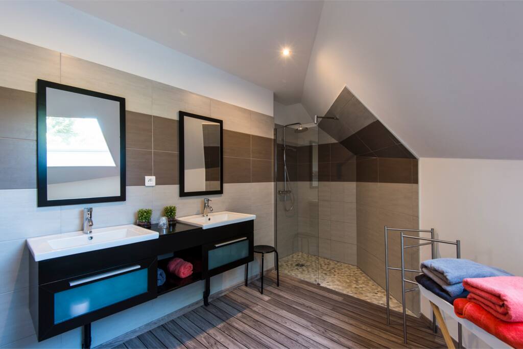 Salle de bain avec douche à l'italienne