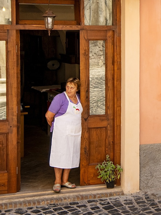 Show full-screen, host-provided image