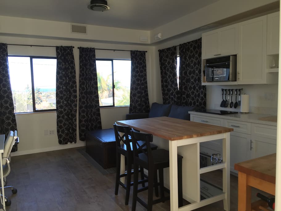 ocean views; american leather sofa bed,55 inch tv with direct tv 250+ channels, fully equipped kitchen