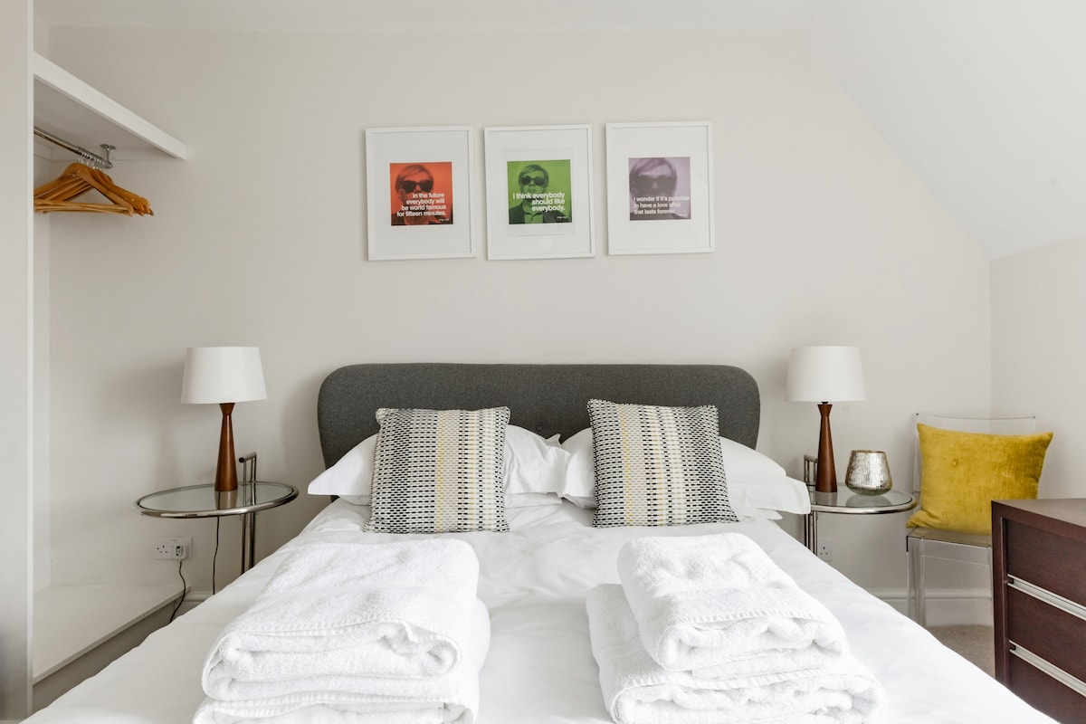 Room D 
Cosy double on the second floor with ensuite shower