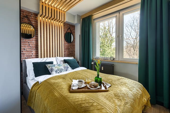 غرفة نوم منفصلة قابلة للقفل بسرير مزدوج بقياس 140 × 200 سم. غرفة نوم 2 × 3 م مع ستائر نوافذ وخزانة ملابس وطاولة صغيرة مع كرسي وتلفزيون بشاشة مسطحة 32 بوصة.