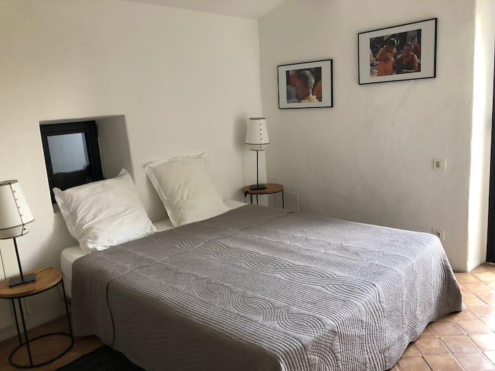 Slaapkamer op de 1e verdieping met tweepersoonsbed/ eerste verdieping tweepersoonskamer